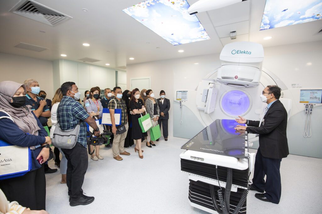This image has an empty alt attribute; its file name is Foto-2_Mohd-Khairul-Mohd-Zambri-Radiotherapy-Manager-introducing-the-radiotherapy-unit-at-Columbia-Asia-Cancer-Center.-1024x682.jpg