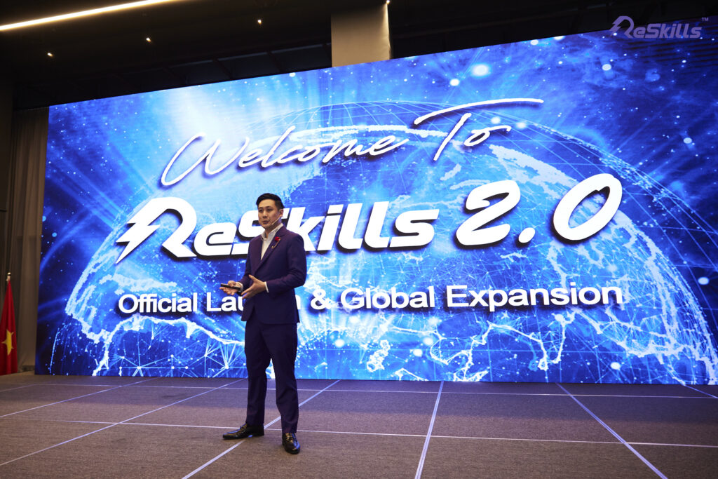 This image has an empty alt attribute; its file name is 8.-ReSkills-Edutech-CEO-Jin-Tan-speaking-during-the-ReSkills-2.0-launch-and-global-expansion-event-1024x683.jpg