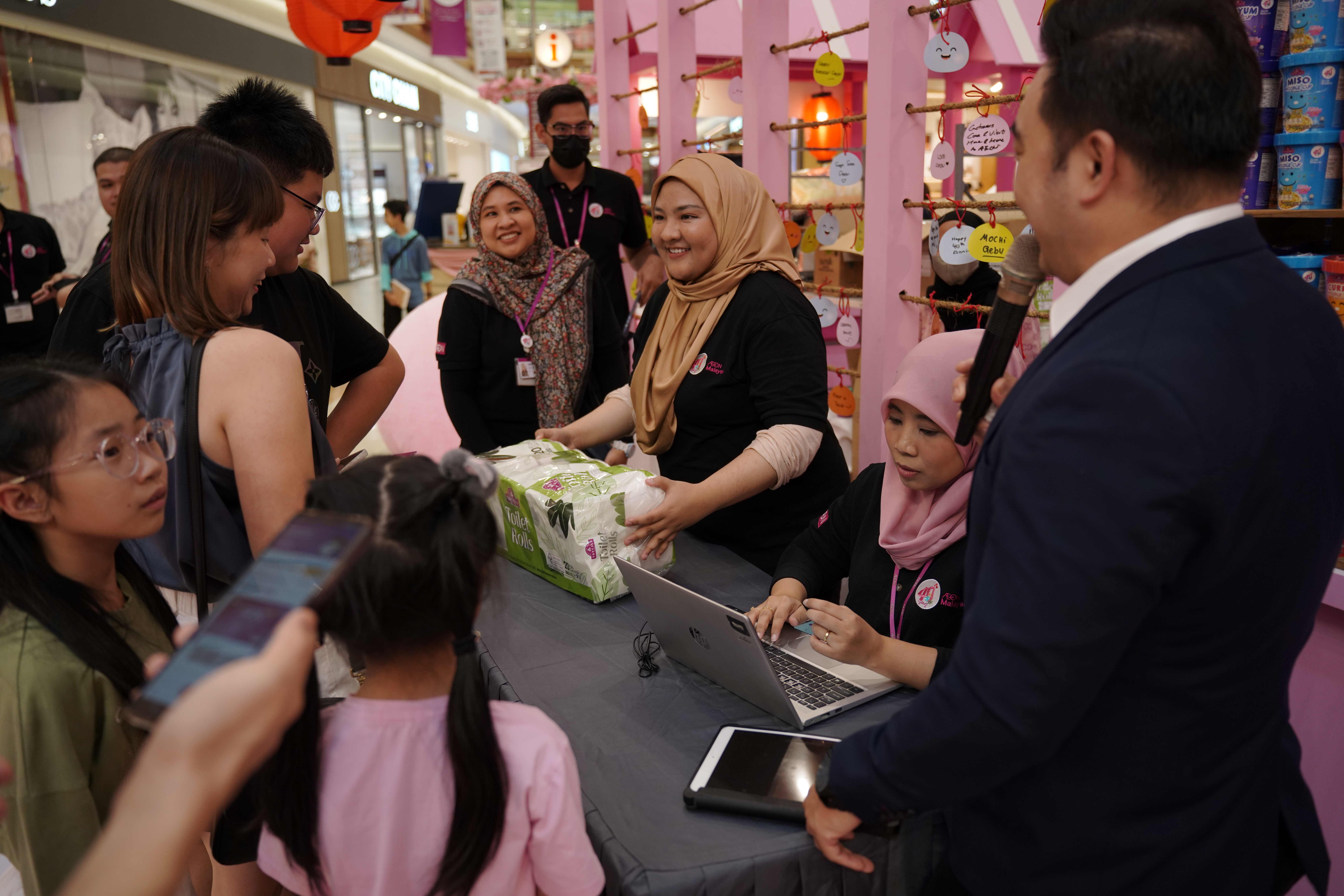SENYUM TOUR” CELEBRATES CUSTOMERS BY CREATING SMILES AND  CONNECTING HEARTS